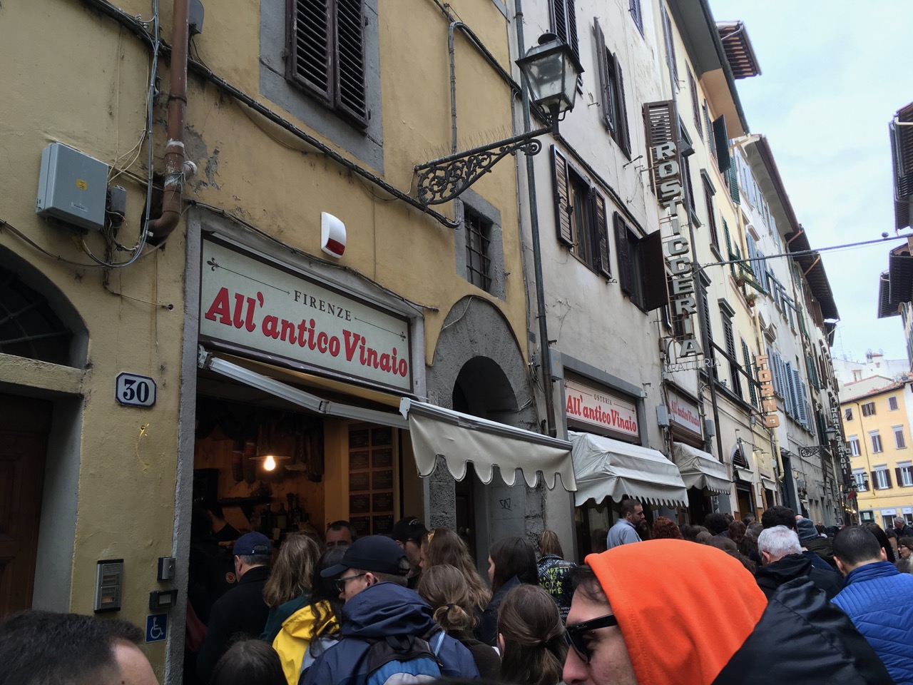 靠近乌菲兹美术馆的一家网红小吃店，叫做All' Antico Vinaio，卖帕尼尼三明治的，好多人买完了后拿着拍照