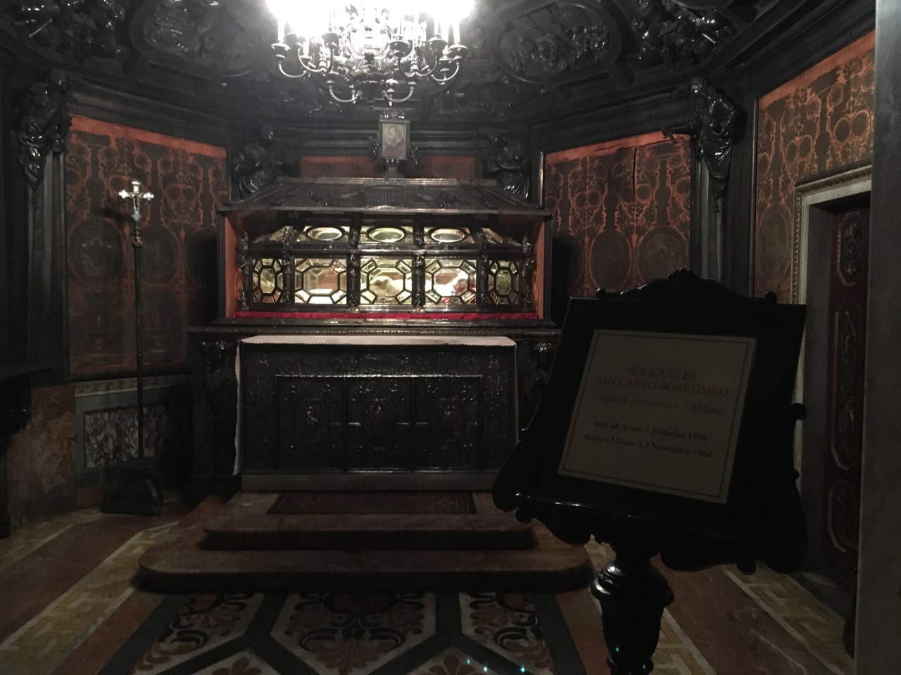 内部地下 室的玻璃棺里长眠着1584年去世的红衣主教San Carlo Borromeo