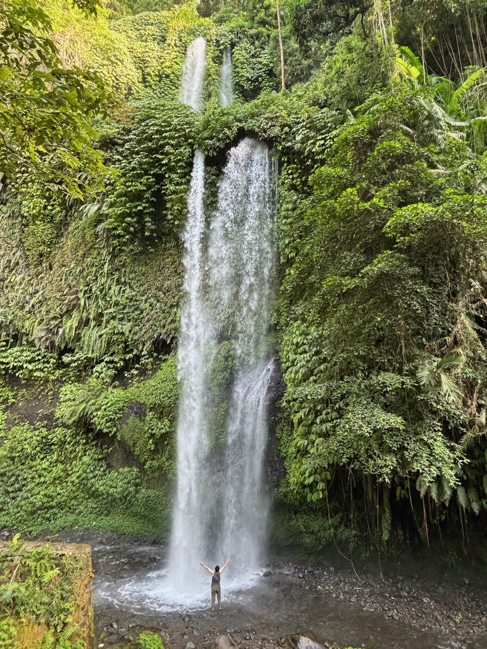 离住的地方不远处有两个瀑布，这个是Sendang Gile Waterfall 下去冲个凉
